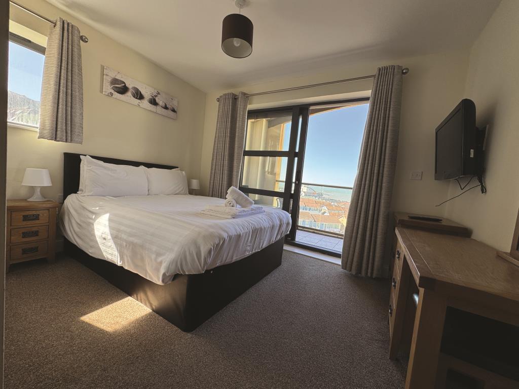 Lot: 7 - TOP FLOOR HOLIDAY APARTMENT WITH SEA VIEWS - Primary bedroom with view